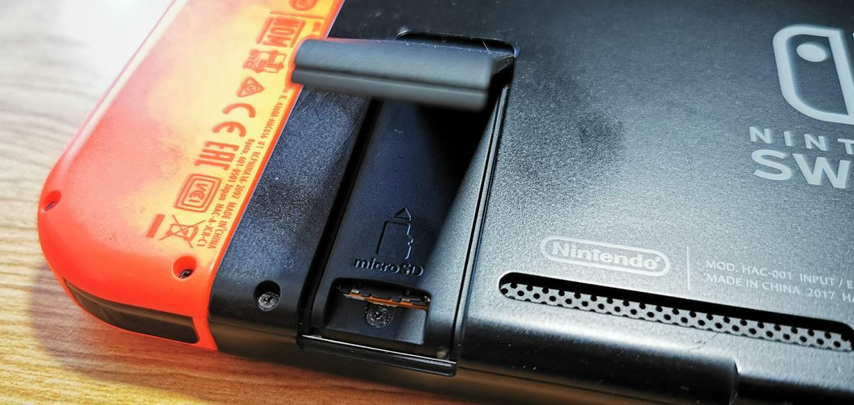 How to Insert a MicroSD Card Into your Nintendo Switch