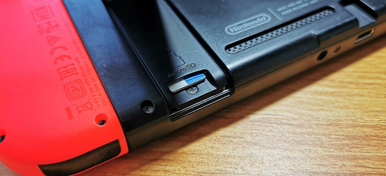 How to Insert a MicroSD Card Into your Nintendo Switch