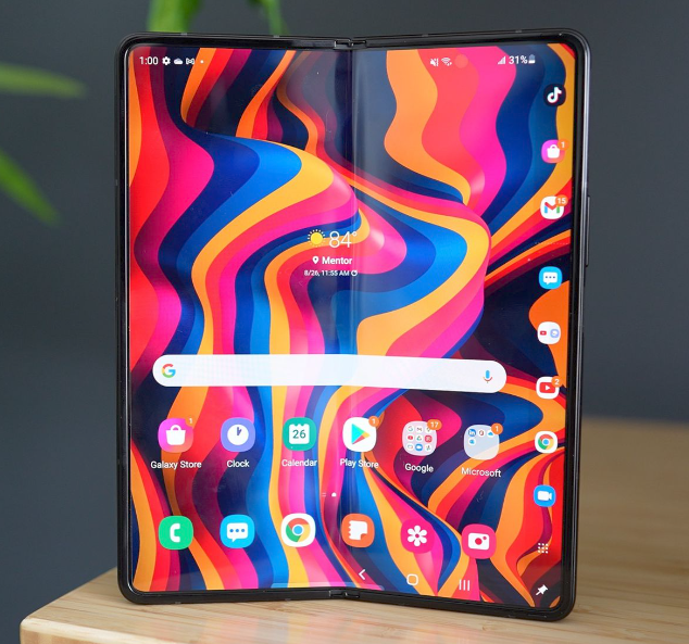Among other things, the Samsung Wonderland update gives foldable phones dual backgrounds